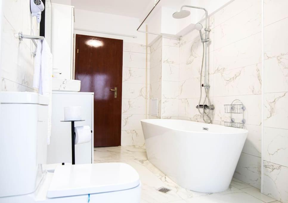 Ultra Central Luxury 3Br 2Bath Apt & Amazing Views Bukares Bagian luar foto
